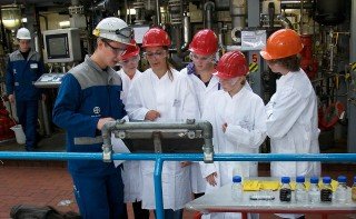 Schüler eines Grundkurses Chemie (Stufe 10) informieren sich über Produktionstechniken der Bayer Schering Pharma AG (Foto: WBG/Kuhlmann)