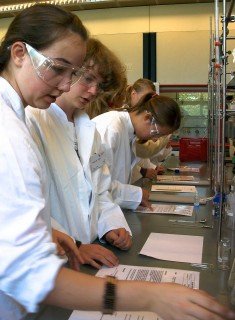 Naturwissenschaften ganz groß: Das Siegerteam des Chemie-Wettbewerbs der Bayer Schering Pharma AG 2010 (Stufe 10) bei der Laborarbeit (Foto: WBG/Kuhlmann)