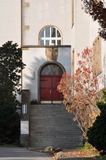 Eingang des Hauptgebäudes, das unter Denkmalschutz steht (Foto: SMMP/Hentrich)