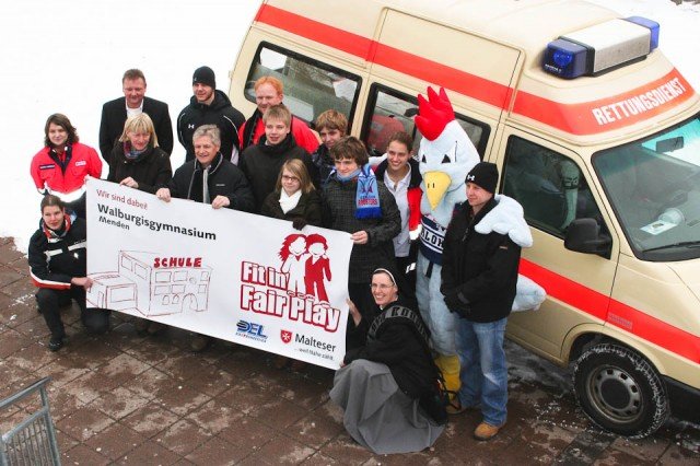 Fit in Fair Play: Schüler/innen und Lehrer/innen des WBG präsentieren mit dem Malteser Hilfsdienst und den Iserlohn Roosters das Projekt bei der Auftaktveranstaltung am 27.01.2010 (Foto: WBG/Scheidt)