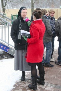Medieninteresse: Schulleiterin Sr. Maria Thoma Dikow beim Interview vor der Eissporthalle Iserlohn am 9. März 2010 (Foto: WBG/Scheidt)