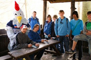 Autogramme der Iserlohner Eishockeyprofis sind begehrt: WBG-Schüler mit Sportlehrerin Nadine Scheidt und den Spielern nach dem Sportunterricht am 11. März 2010 in Menden (Foto: WBG/Scheidt)