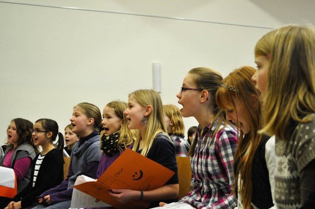 "Locker vom Hocker": Der Unterstufenchor probt für "Das Dschungelbuch" (Foto: SMMP/Hentrich)
