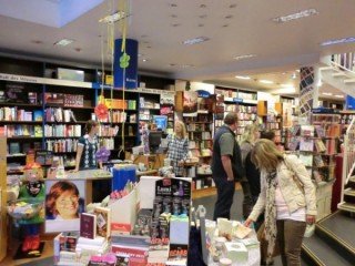 Bücherwelten kennenlernen: Klasse 5a in der Buchhandlung Daub (Foto: www.buch-daub.de)