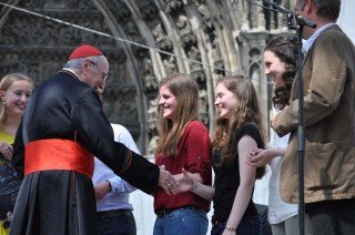 Kardinal Meisner gratuliert jedem persönlich. (Foto: WBG/Sr. Johanna Hentrich)