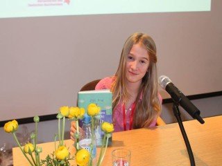 Lilly Potts beim Bezirksentscheid des Vorlesewettbewerbs 2014 (Foto: FREYmedia, Attendorner Geschichten)