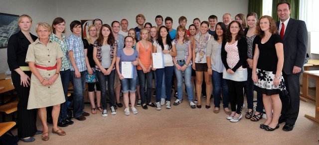 SIHK-Zertifikat für die Teilnehmer der Management-AG des Walburgisgymnasiums am 29. Juni 2011 (Foto: Westfalenpost/Weische)