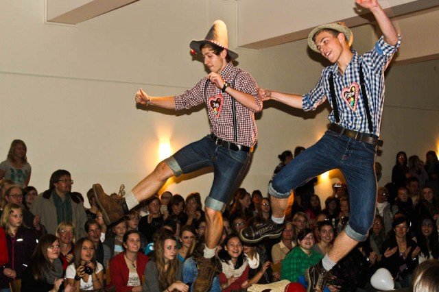 Bayrische Folklore begeistert beim Schulfest (Foto: WBG/Herber)