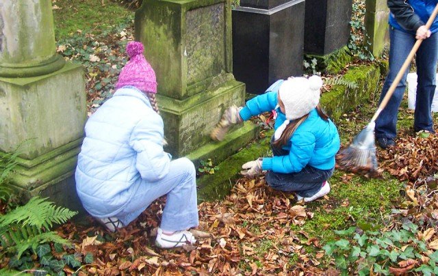 Zeichen setzen: Friedhofspflege im Rahmen des Gemeinschaftsprojekts "Jüdischer Friedhof Menden" (Foto: SMMP/Hentrich)