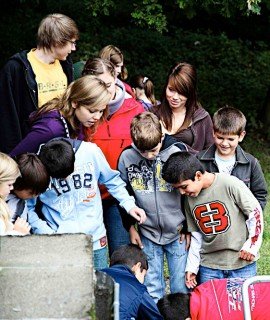 Scouts und ihre Schützlinge bei einer Freizeitaktion im Imkerhof Menden (Foto: www.rotary1900.de)