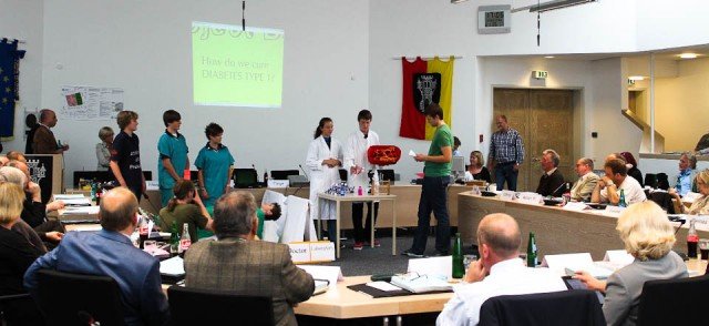 Aufmerksame Ratsmitglieder bei der Präsentation des Roboter-Weltmeisterteams in der Sitzung des Stadtrats Menden (Foto: WBG/Mattner)