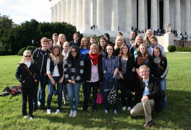 Mit vielen Eindrücken zurück aus den USA: Die WBG-Schüler in Begleitung von Frau Dieterle (li.) und Herrn Buse (vorn re.) vor dem Lincoln Memorial in Washington - Foto: WBG/Buse