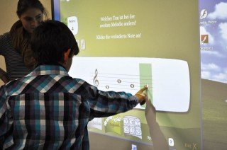 Spielerisch lernen mit neuen Medien: Das interaktive Whiteboard machts möglich. (Foto: SMMP/Hentrich)