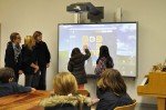 Moderne Medien zum Lernen nutzen: Interaktives Whiteboard (Foto: SMMP/Hentrich)