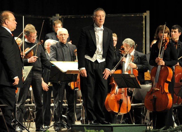 Das Ruhrstadt Orchester Schwerte gastiert mit seinem künstlerischen Leiter Claus Eickhoff im Rahmen der Orchesterakademie  am WBG. (Foto: WBG/Thielmann)chüler und Lehrer unserer Schule mitwirken. (Foto: WBG/Thielmann)