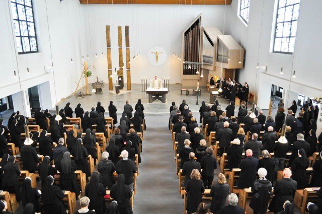 Requiem für Sr. Maria Andrea Stratmann † in der Dreifaltigkeitskirche des Bergklosters Bestwig (Foto: SMMP/Hentrich)