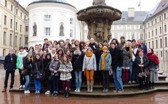 Die Schüler des WBG mit Frau Schmidt (3.v.r.) und den Prager Gastgebern am Beginn einer Führung durch die Prager Burg. (Foto: WBG/Kuhlmann)
