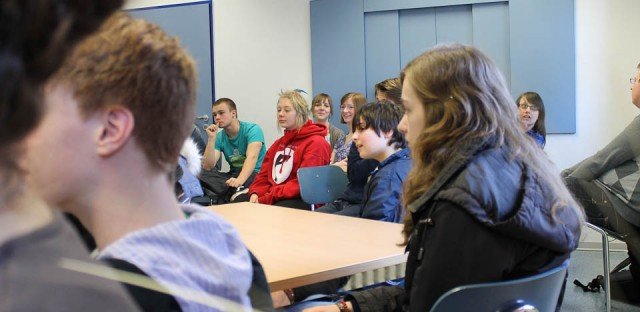 Gespannt verfolgen Klassen- und Stufensprecher die Diskussion in der Schülerratssitzung am 22.03.2012. (Foto: WBG/Schieferdecker)