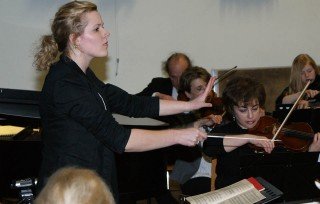Souverän dirigiert Annalena Hösel (Stufe 13) Johann Christian Bachs "Sinfonia". (Foto: WBG/Schrieck)