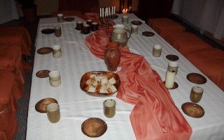 Mit Jesus und den Jüngern im Abendmahlssaal sein: Eine der Stationen des "Ostergartens 2012", den die Klasse 6a in Fröndenberg besuchte. (Foto: WBG/Diekmann)