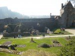 Die Spuren der mittelalterlichen Burg verraten die frühere Bedeutung Fougères. Bei der Führung durch die Ruinen wurde viel Wissenswertes vermittelt. (Foto: WBG/Großerhode)