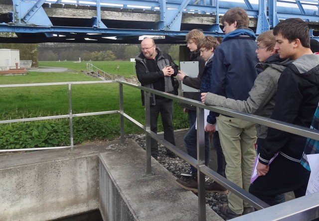 Schüler des ULÖ-Kurses mit ihrem Lehrer Helmut Semer an einem Becken der Anlage: Prüfende Blicke auf das Ruhrwasser, das hier vorgereinigt werden muss. (Foto: WBG/Semer)