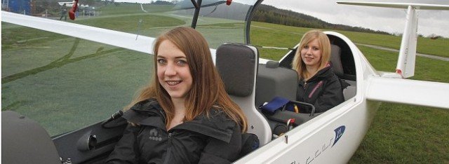 Johanna Böhm (Klasse 9a) und Jule Hoppe (Klasse 9c) bei der Ausbildung - sie werden bald selbst zum Segelflug starten. (Foto: Westfalenpost/Schad)