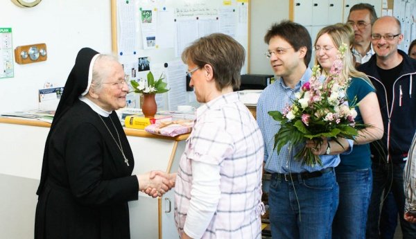 Das Lehrerkollegium gratuliert der Ehemaligen Schulleiterin Sr. Maria Virgina Schütze zu ihrem 80. Geburtstag. (Foto: WBG/Schrieck)