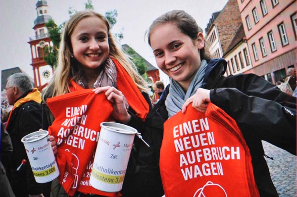 WBG-Schülerinnen im Einsatz bei der Eröffnungsfeier (Foto: www.katholikentag.de)