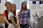 Gemeinsam mit Spaß an der Sache: Die Schülerinnen beim Einsatz in der Schulküche. (Foto: SMMP/Hentrich)