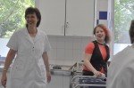 Fleißige Hände: Das Helferteam mit Frau Betken in der Schulküche (Foto: SMMP/Hentrich)