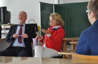 Rosemarie Hartmann als Firmenvertreterin und Karl Josef Reuther (SIHK) im Gespräch mit der Management-AG. (Foto: SMMP/Hentrich)