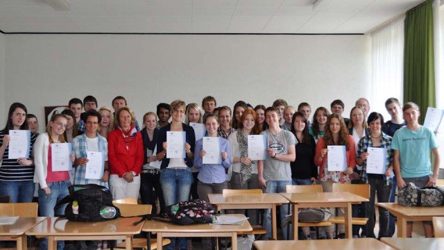 Die Teilnehmer der Management-AG 2012 freuen sich über ihre Zertifikate. (Foto: SMMP/Hentrich)