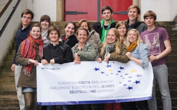 Das Organisationsteam am Haupteingang des WBG, das einer der Veranstaltungsorte des Europäischen Jugendparlaments Anfang Juli sein wird. (Foto: WBG/EYP)