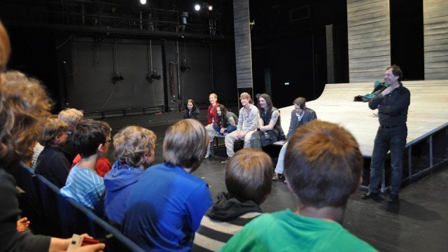 Schauspieler des Dortmunder Kinder- und Jugendtheaters im Gespräch mit der 5a. (Foto: SMMP/Hentrich)