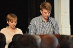 Die beiden Schülersprecher ermutigten die scheidenden Mitschüler in ihrer eindrucksvollen Rede, "ihren" Lebensfilm zu drehen. (Foto: SMMP/Hentrich)