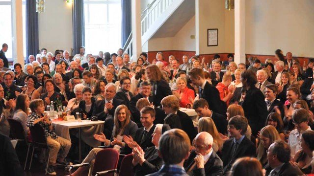 Freude über den Erfolg der 119 Abiturienten, denen das Abiturzeugnis feierlich beim Festakt im "Kultur- und Begegnungszentrum Wilhelmshöne Menden" überreicht wurde. (Foto: SMMP/Hentrich)