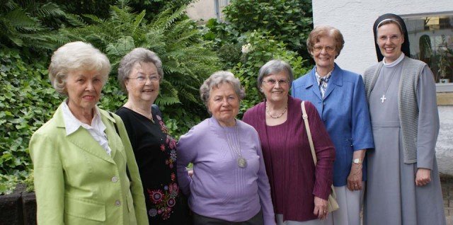 Abitur 1952: Fünf Ehemalige begingen ihr 60-jähriges Jubiläum mit Sr. Maria Thoma Dikow am WBG. (Foto: WBG/Schrieck)