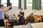 Teresa Vermillion spielt Mozarts Klarinettenkonzert A-Dur KV 622, begleitet vom Schulorchester unter der Leitung von Dr. Ansgar Bornhoff. (Foto: SMMP/Hentrich)