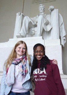 Mit einer Freundin vor dem Lincoln-Memorial in Washington. (Foto: WBG/Schröer)