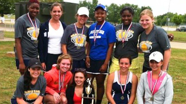 Friederike (2. Reihe rechts) holte mit ihrem High-School-Team den Sieg bei den regional champs im Tennis. (Foto: WBG/Schröer)