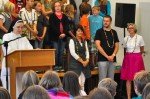 Schulleiterin Sr. M. Thoma Dikow stellt die Klassenlehrer vor: v. l. Frau Terstappen, Herr Wibbeke und Frau Kroh, die eine bunte Perlenkette als Symbol für eine gute Klassengemeinschaft tragen. (Foto: SMMP/Hentrich)