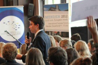 Delegierte aus ganz Europa debattierten bei der Parlamentarischen Sitzung des EYP am 13. Juli 2012 in Menden. (Foto: EYP/www.facebook.com/Menden 12)