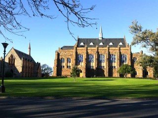 Altehrwürdige Gebäude in angelsächsischer College-Tradition auf dem Gelände des St. Peter's College Adelaide. (Foto: WBG/Toth)