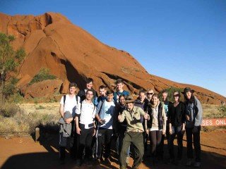 Exkursion unter Führung der Ranger zum Uluru. (Foto: WBG/Kroh)