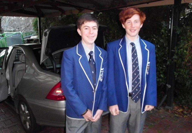 Robert K. (l.) mit seinem Gastbruder George in der Schulkleidung des St. Peter's College in Adelaide/Australien, das Robert für ein Jahr besucht. (Foto: WBG/Kaluza)