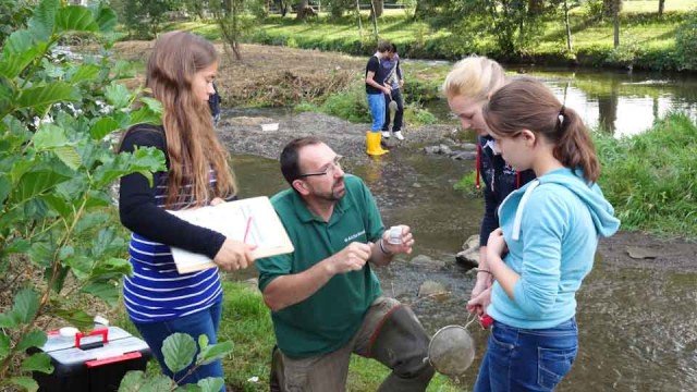 Herr Hering vom Naturschutzzentrum Arche Noah Menden erklärt den Schülerinnen des ULÖ-Kurses die Methode der Gewässeruntersuchung. (Foto: WBG/Semer)