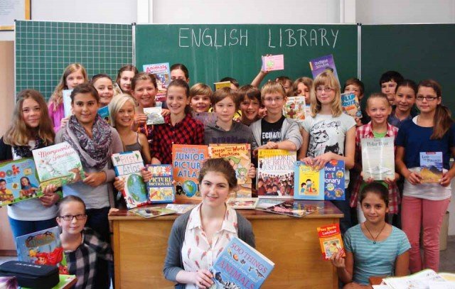 Englisch lernen mit Büchern von englischen Freunden: Die Schüler der Klasse 6b freuen sich über ihre englische Klassenbücherei. (Foto: WBG/Schmidt)