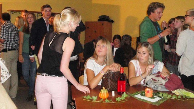 Ehemalige und jetzige Abiturienten der 13 treffen sich in der "Weinstube", dem traditionellen Ehemaligentreffen des WBG. (Foto: WBG/Schmidt)