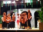 Akteure der Klassenstufen 6 und 7 spielen und singen im "Dschungelbuch". (Foto: WBG/Diris)